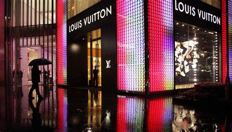 louis vuitton slashes staff discount